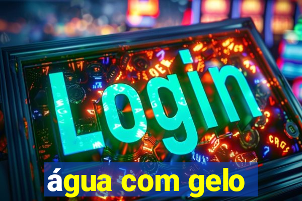 água com gelo